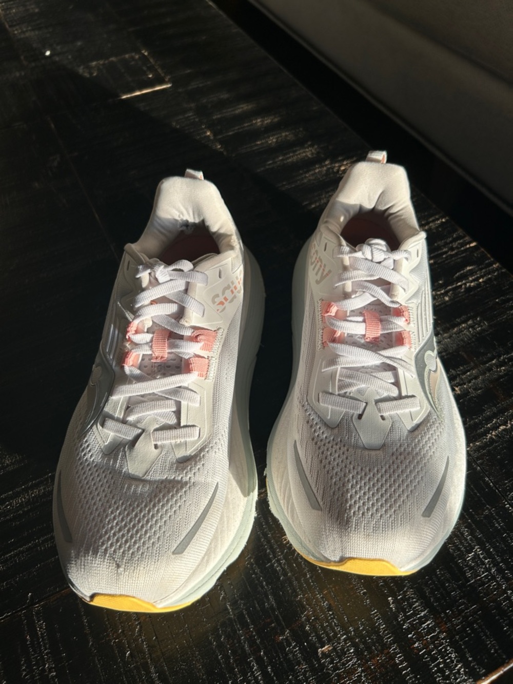 Saucony Hurricane‎ 24 running shoes in the White/Foam colorway - Picture 2 of 12